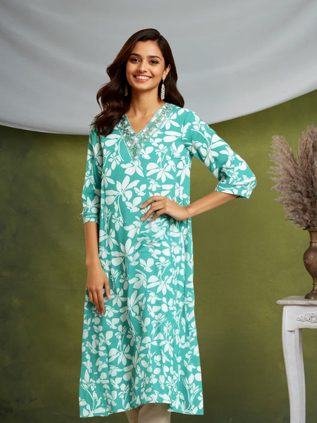 Floral Embroidery V-Neck Kurta
