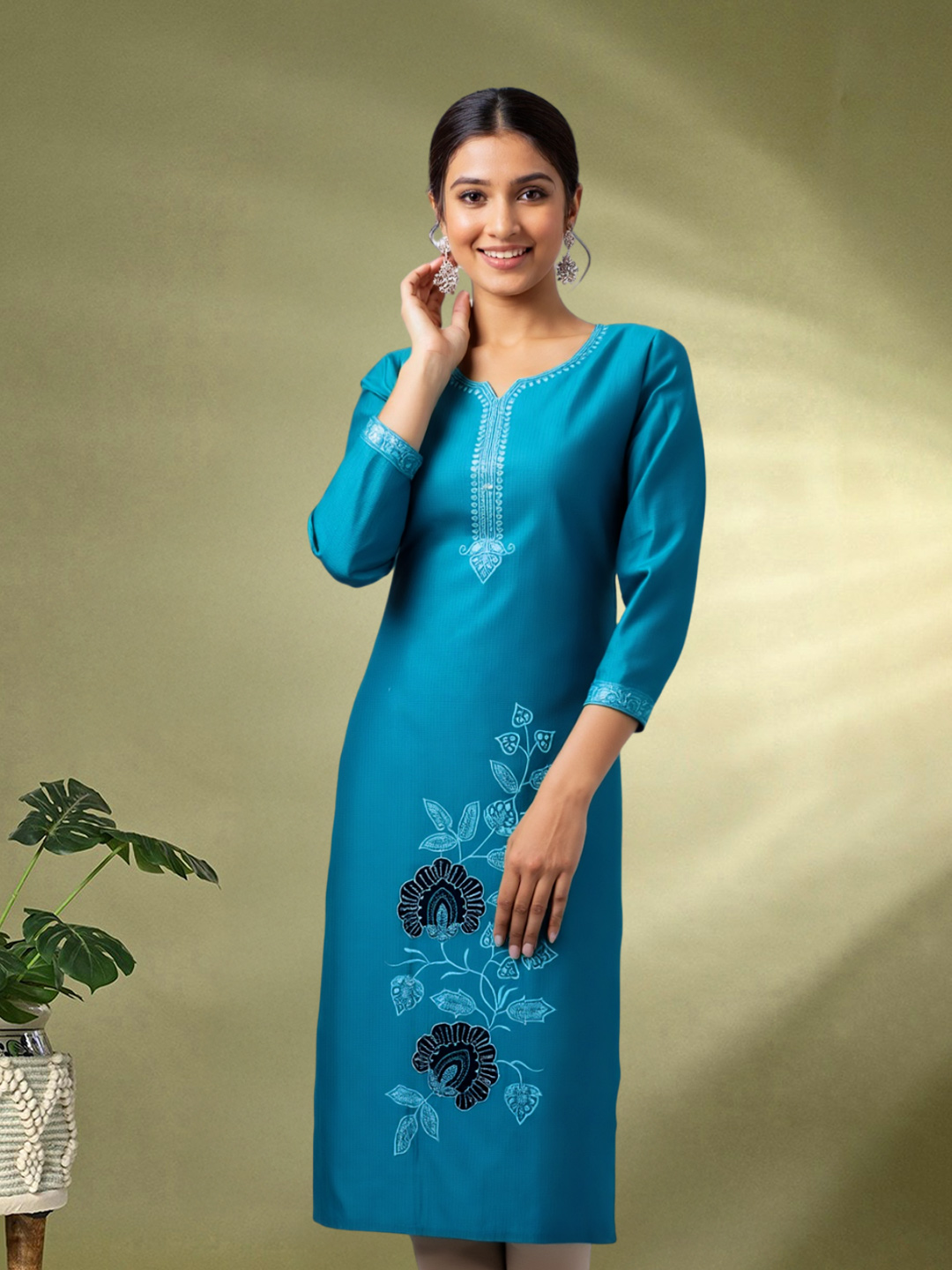 Elegant Floral Embroidery Straight-Cut kurta