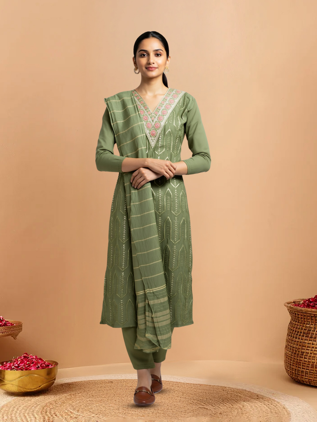 Elegant Ethnic Tradition V-Neck Embroidery Salwar Suit Set