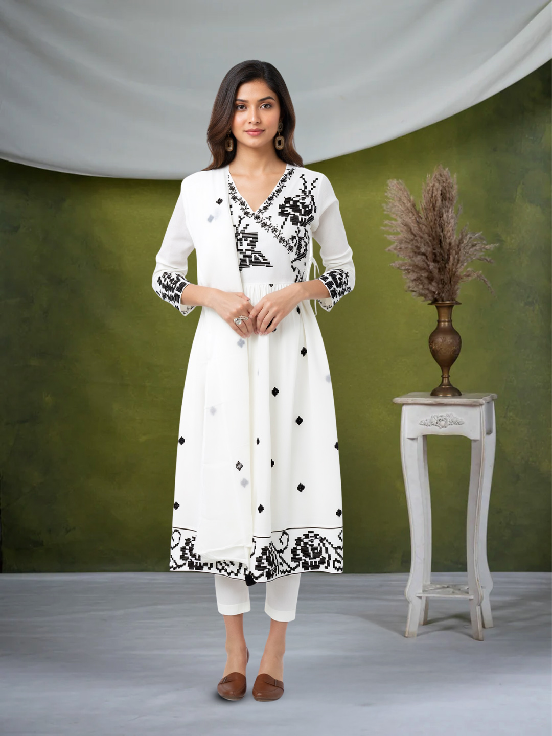 Traditional Ethnic Motifs Embroidered Salwar Suit Set